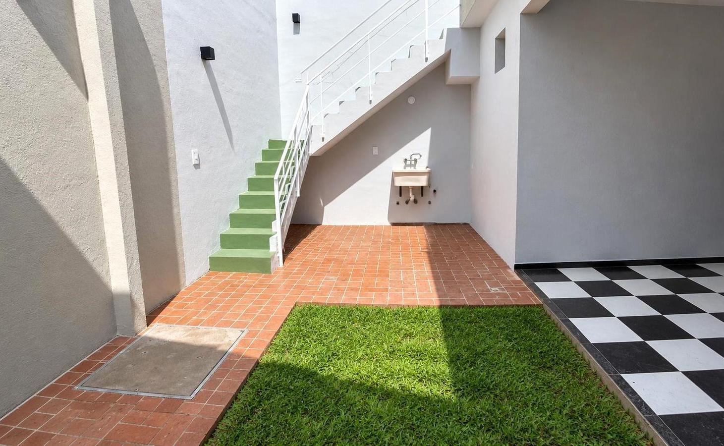 Foto de Casa de pasillo en venta, 2 dormitorios c/ patio y terraza en Luis Agote, imagen 1