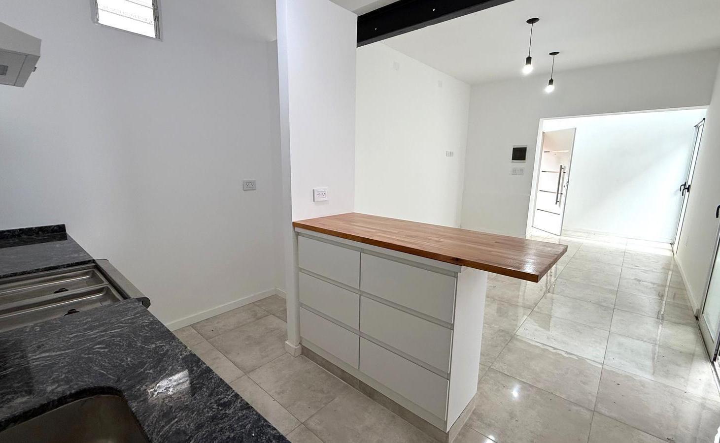 Foto de Casa de pasillo en venta, 2 dormitorios c/ patio y terraza en Luis Agote, imagen 5