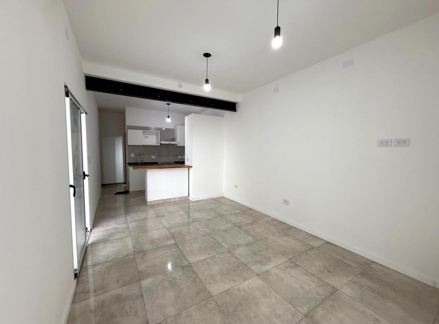 Foto de Casa de pasillo en venta, 2 dormitorios c/ patio y terraza en Luis Agote, imagen 3