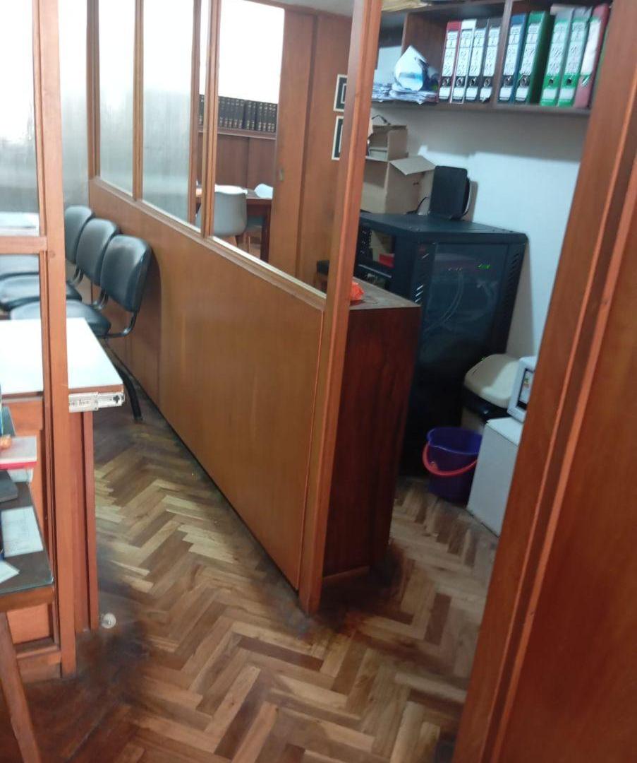 VENTA OFICINA CENTRO AMPLIA DOS PRIVADOS SALA DE REUNION RECIBEN VEHICULO