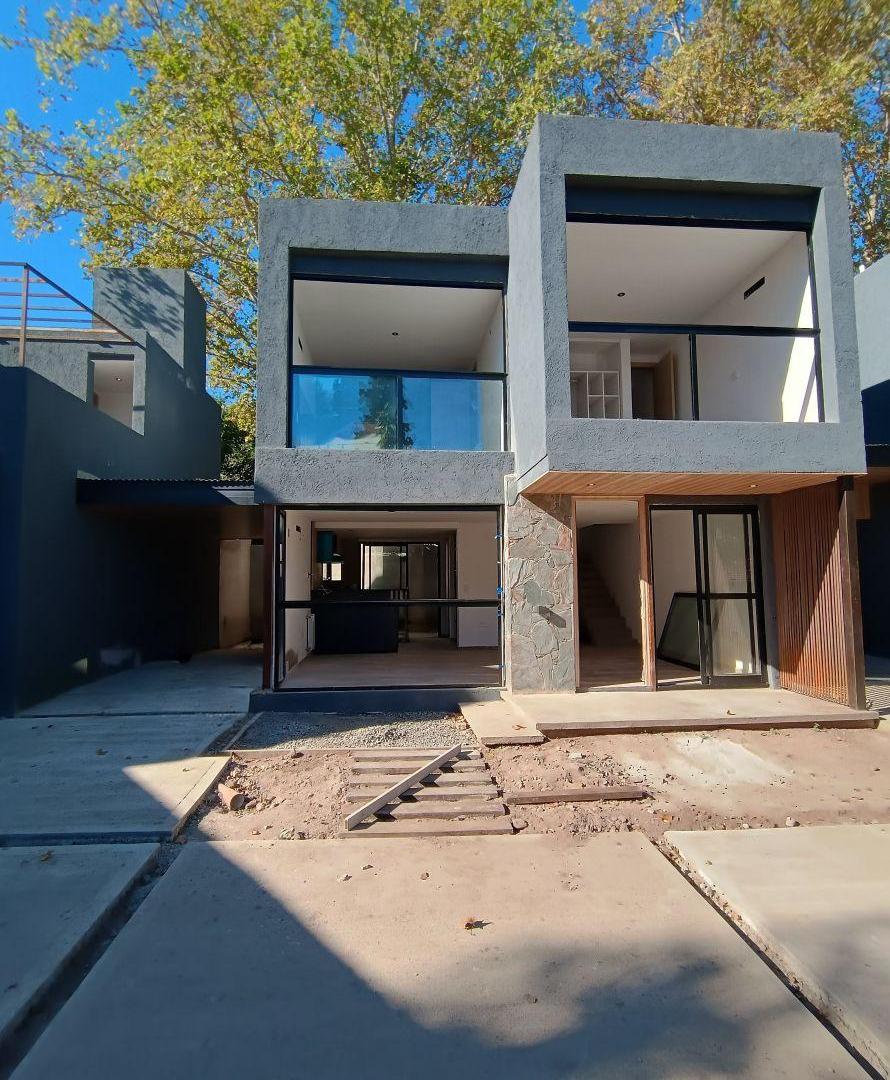 VENTA DUPLEX HOUSING ARGÜELLO DOS DORMITORIOS PATIO ASADOR FINANCIACIÓN
