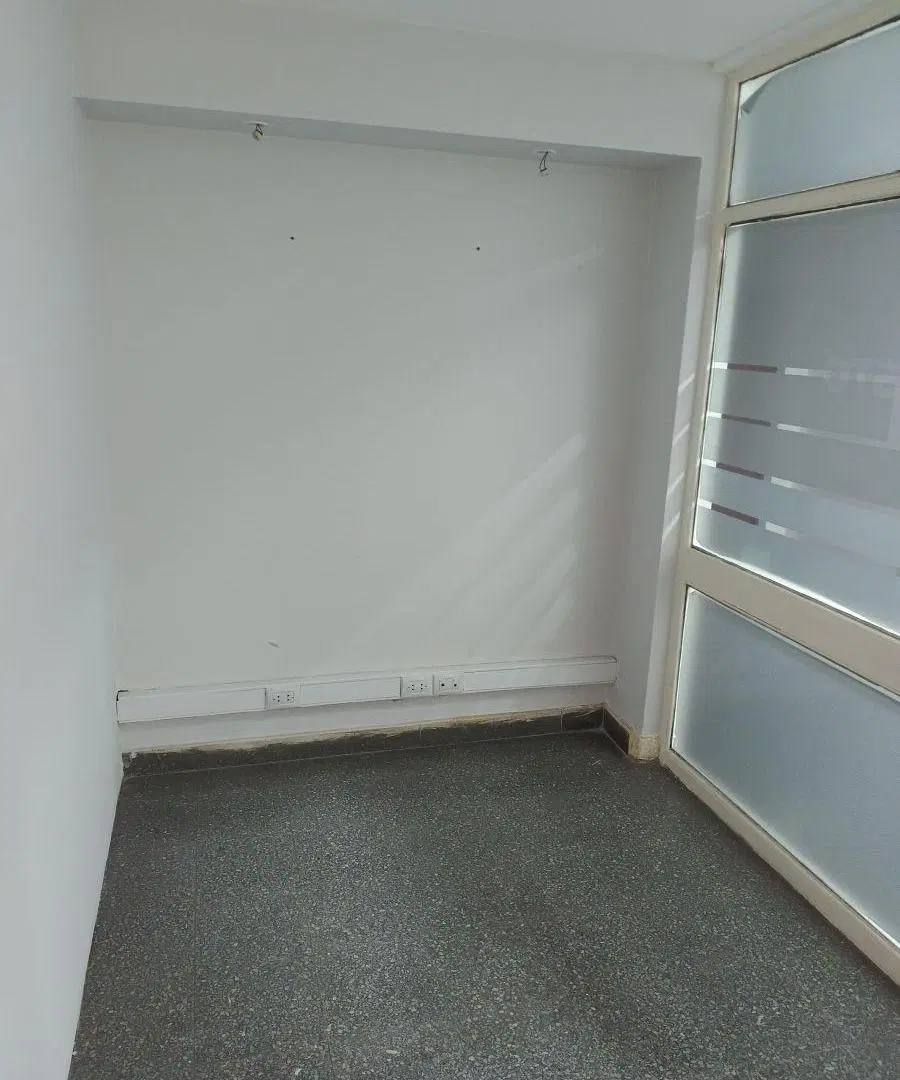 VENTA OFICINA CENTRO RECEPCIÓN 2 PRIVADOS TERRAZA PROPIA POSIBILIDAD COCHERA 2