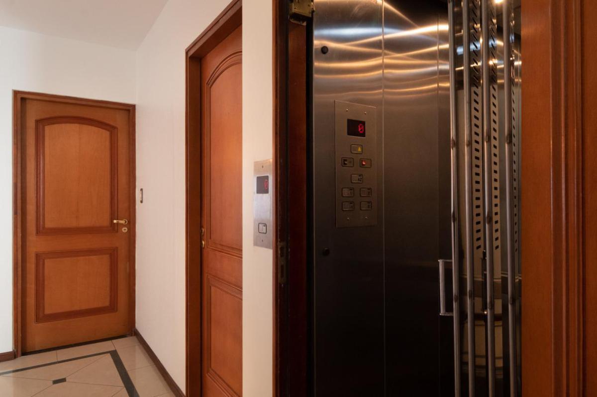 Venta Casa Seis Dorm. Barrio Lourdes 3