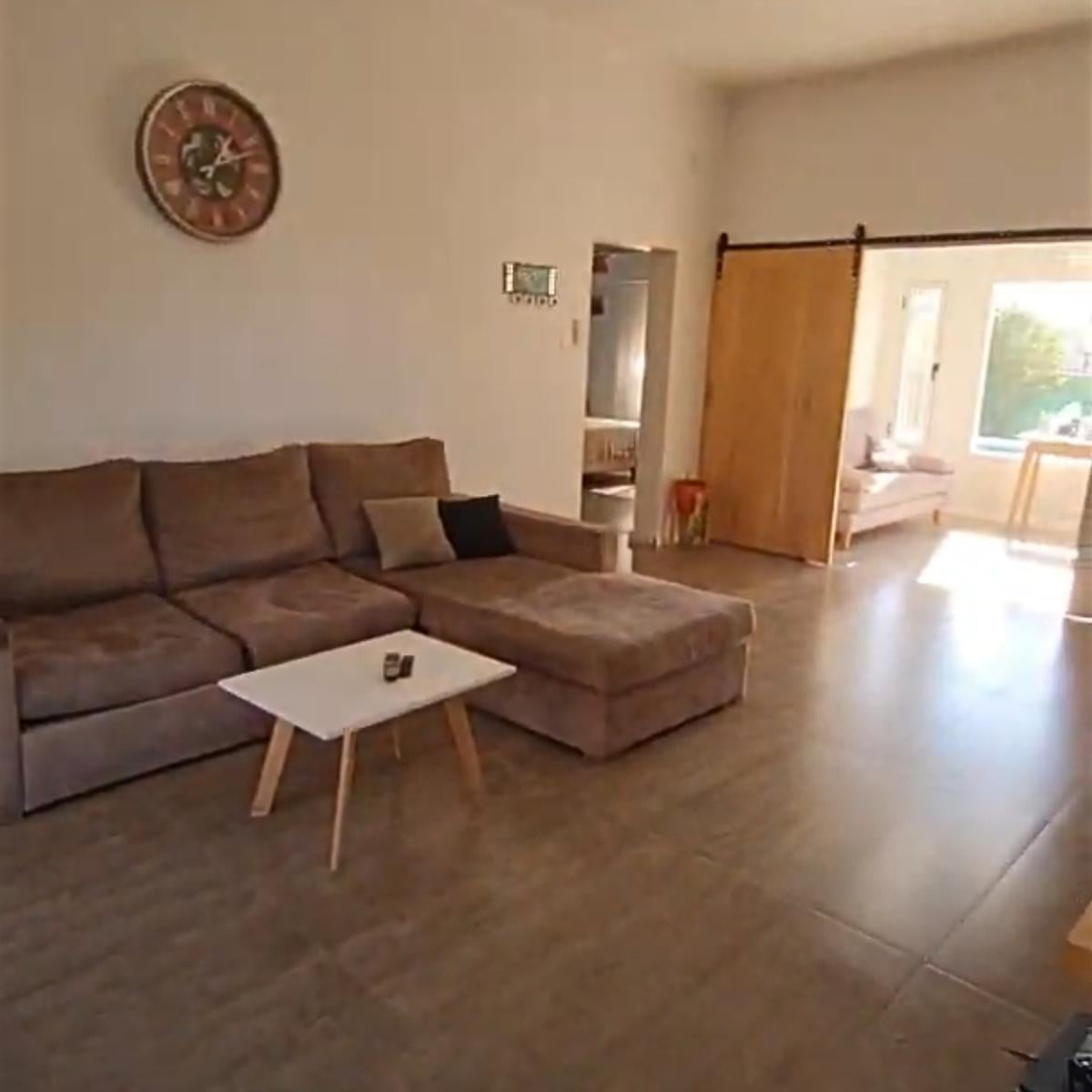 VENTA - CASA DOS DORMITORIOS CON JARDIN Y PILETA - BARRIO EL MOLINO, ROLDAN