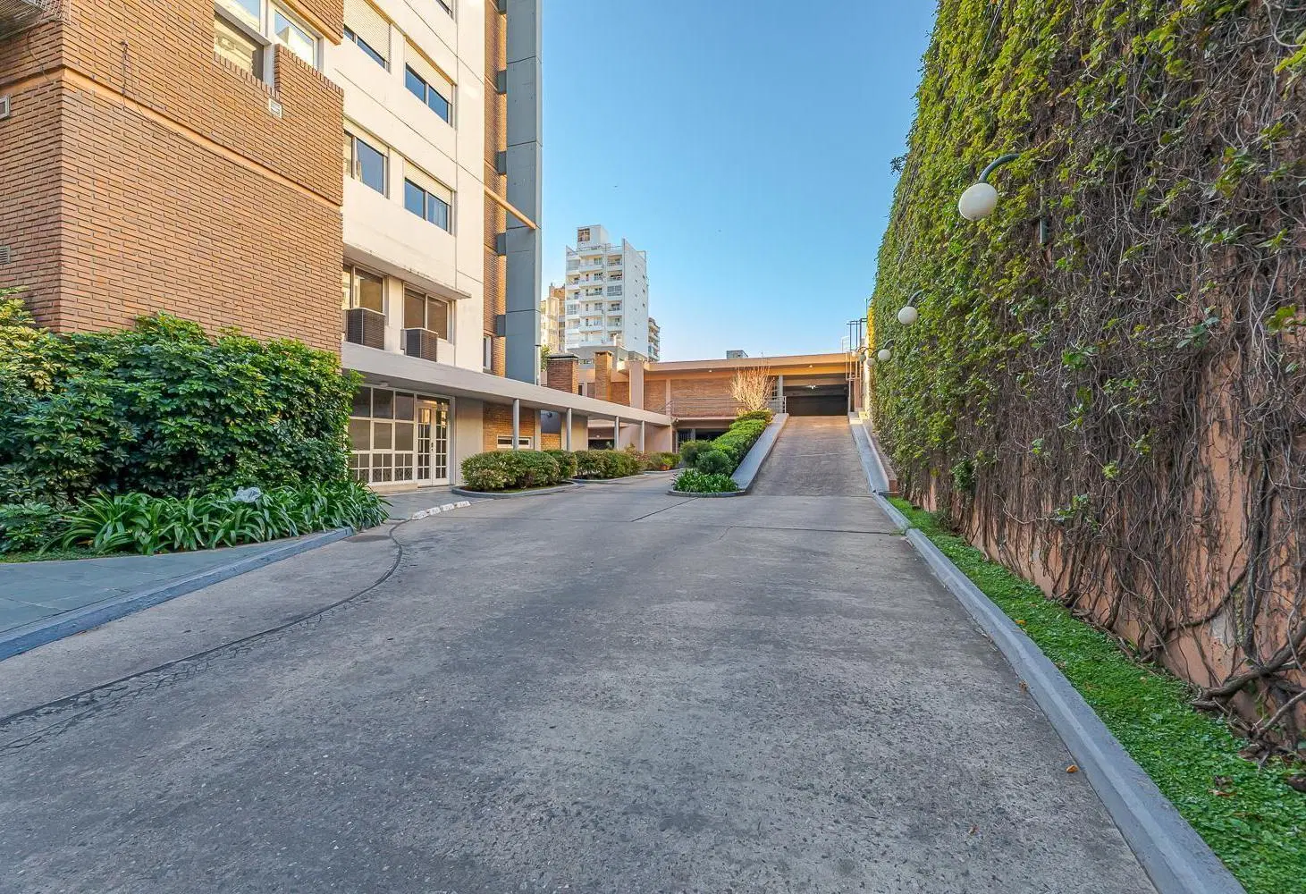 Venta departamento de 3 dormitorios con cochera y baulera en Lourdes. 2