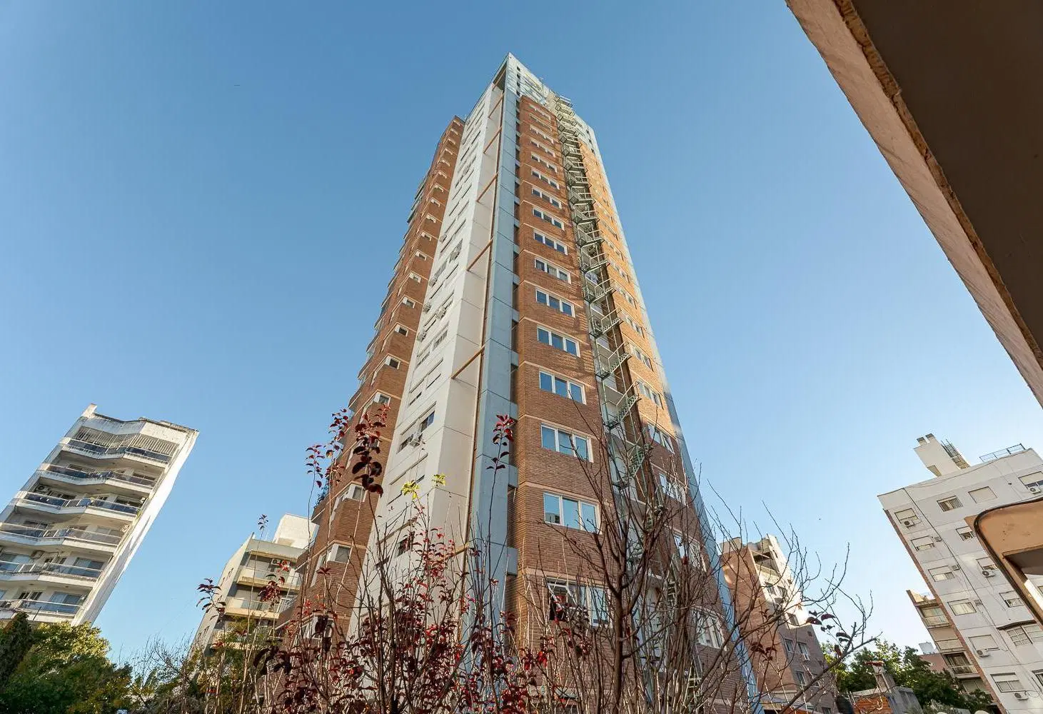 Venta departamento de 3 dormitorios con cochera y baulera en Lourdes. 3