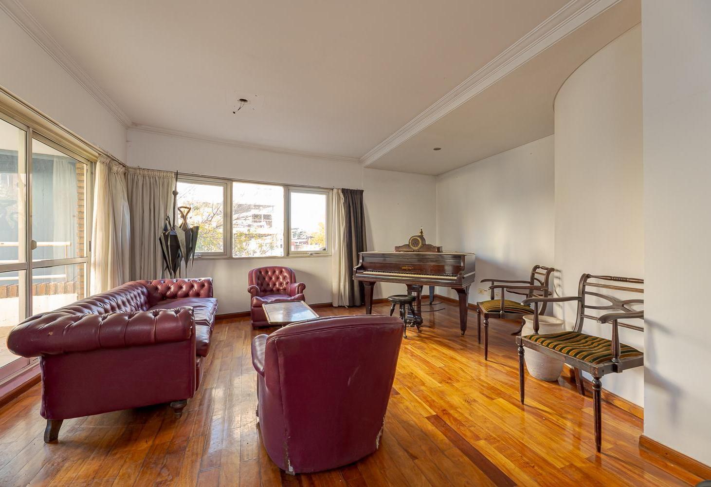 Venta departamento de 3 dormitorios con cochera y baulera en Lourdes.