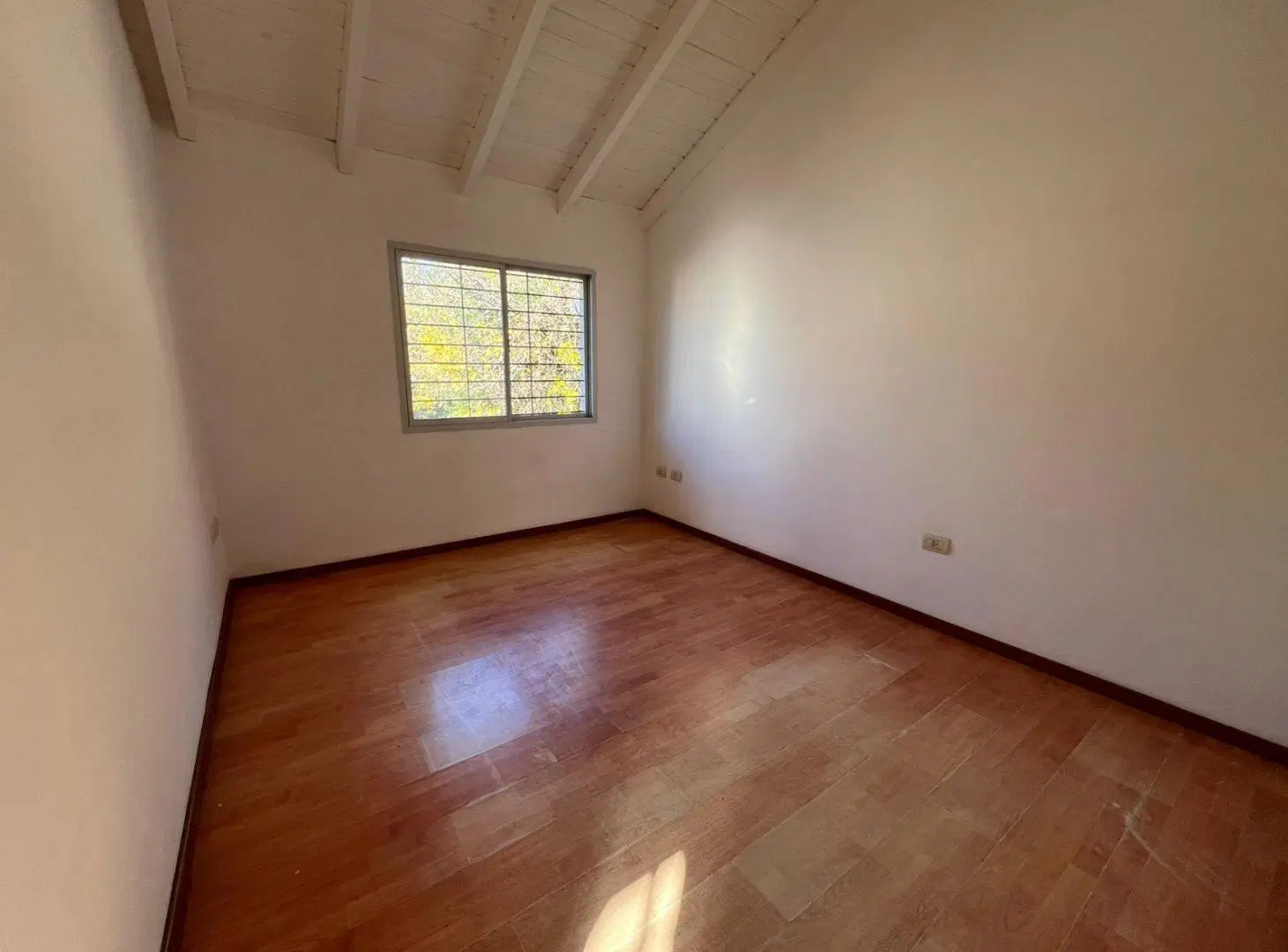 Alquiler Casa dos dormitorios Independiente con Patio en Funes 4