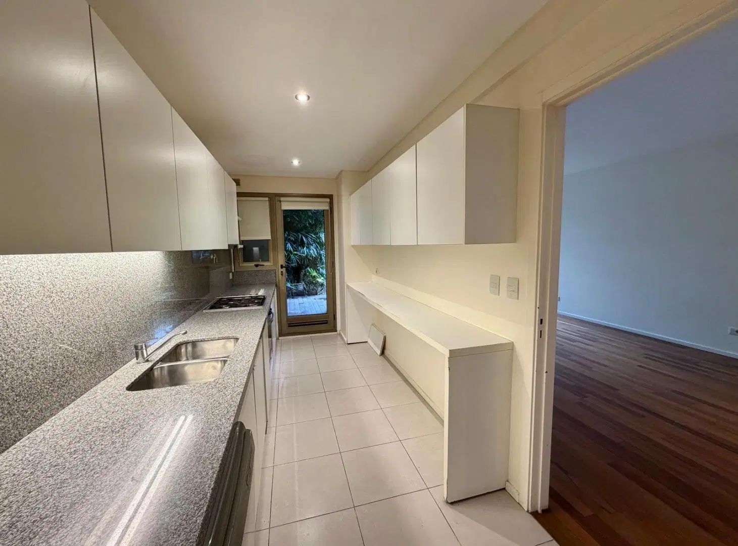 Alquiler departamento tres ambientes planta baja con patio Árboris Las Lomas 5