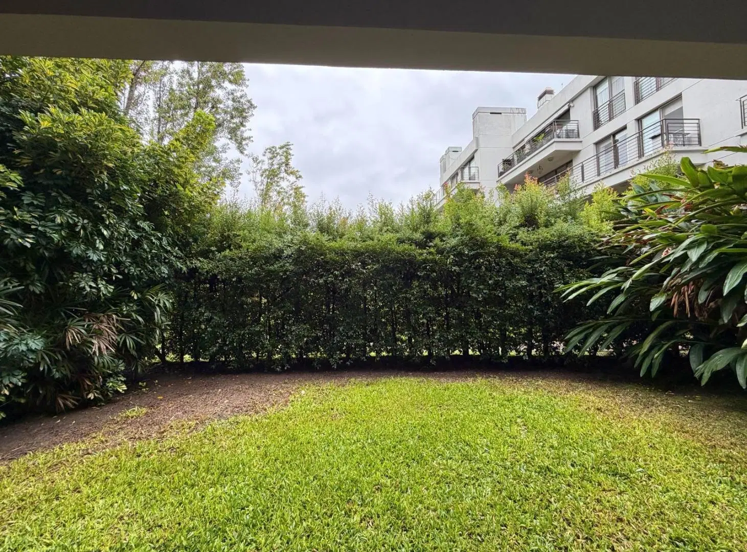 Alquiler departamento tres ambientes planta baja con patio Árboris Las Lomas 8
