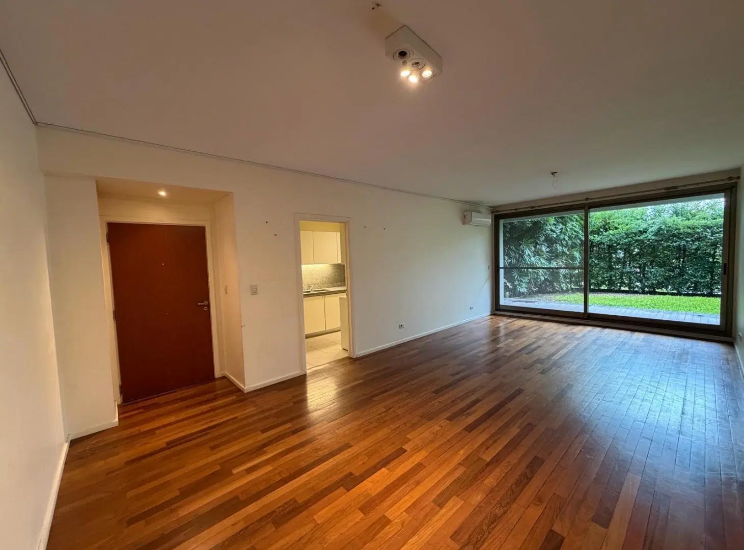 Alquiler departamento tres ambientes planta baja con patio Árboris Las Lomas 2