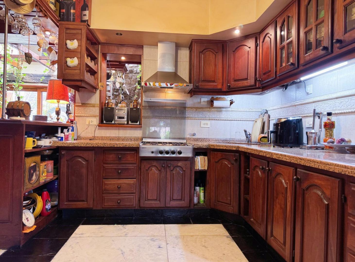 Foto de VENTA CASA DE 3 DORMITORIOS CON COCHERA EN BARRIO REFINERIAS, imagen 2