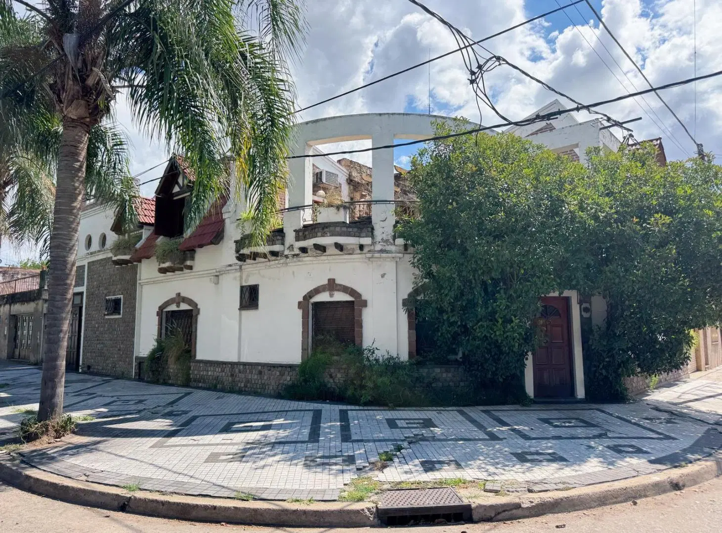 VENTA CASA DE 3 DORMITORIOS CON COCHERA EN BARRIO REFINERIAS 4