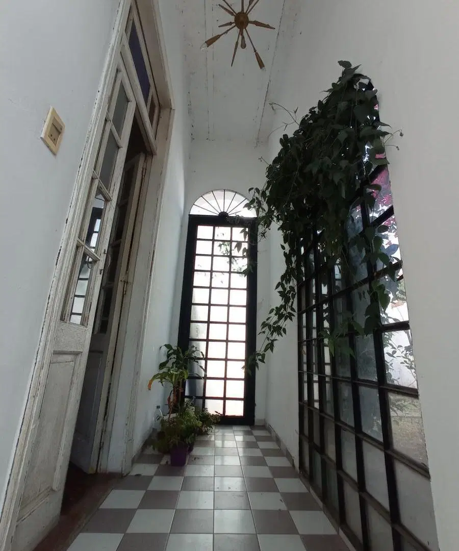 Venta Casa Dos Dormitorios con cochera y jardín España y Hospitales 3
