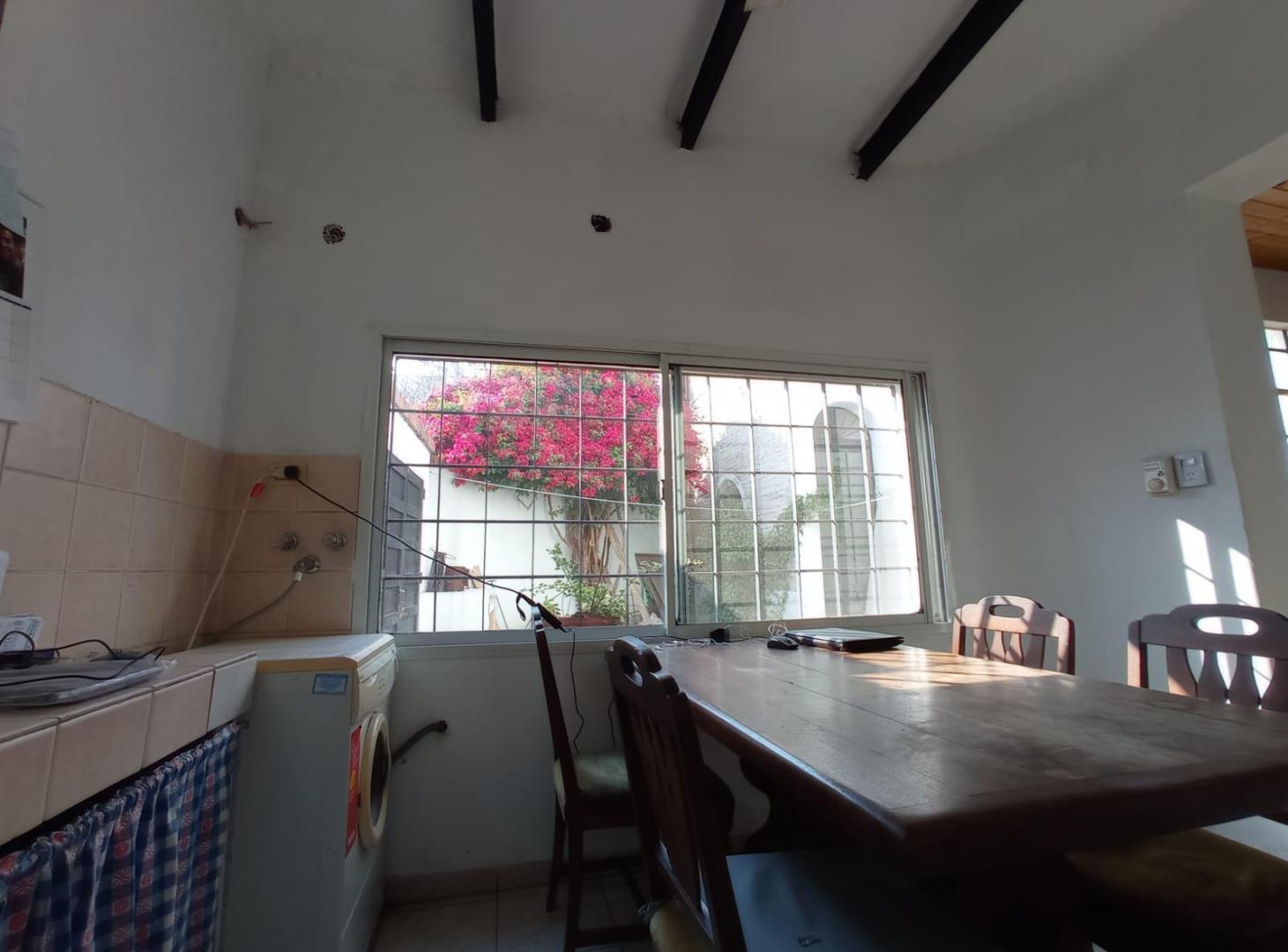 Foto de Venta Casa Dos Dormitorios con cochera y jardín España y Hospitales, imagen 2