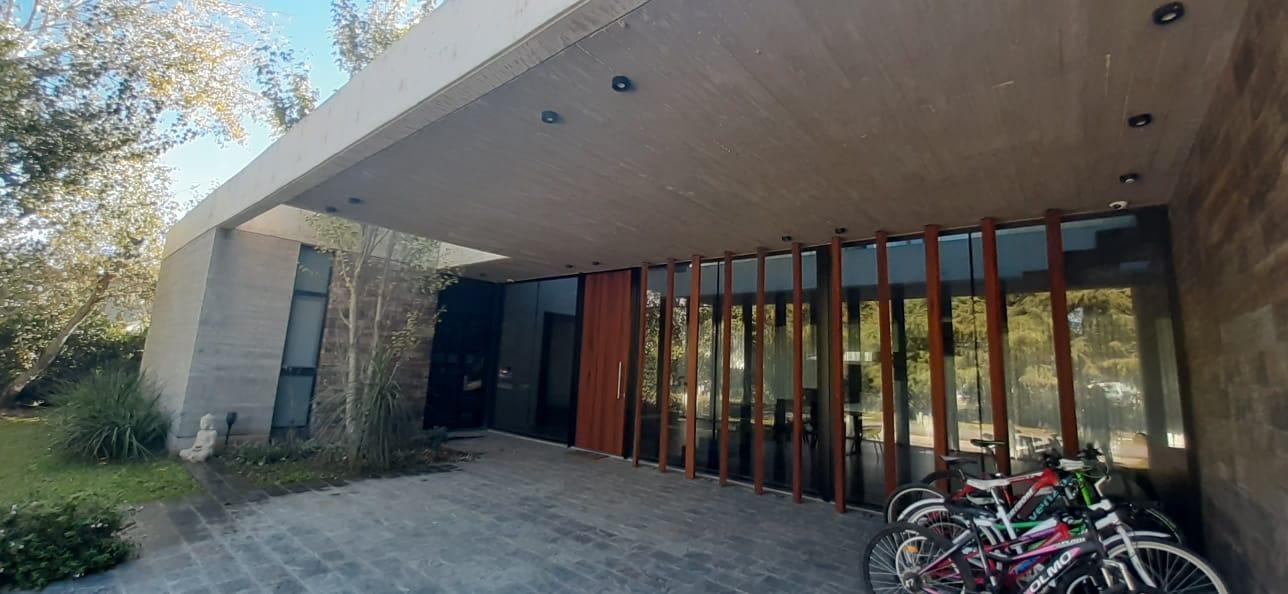 Foto de Venta casa de categoría cinco dormitorios con pileta en Barrio Privado, imagen 1