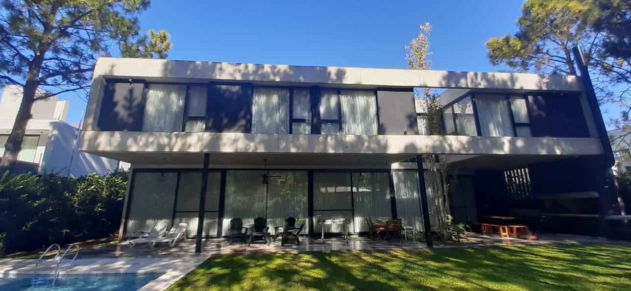 Foto de Venta casa de categoría cinco dormitorios con pileta en Barrio Privado, imagen 3