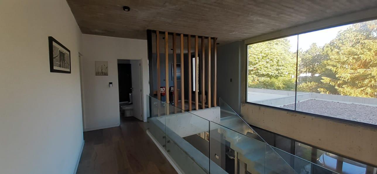 Foto de Venta casa de categoría cinco dormitorios con pileta en Barrio Privado, imagen 2