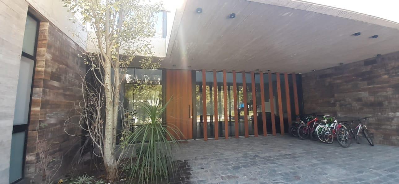 Foto de Venta casa de categoría cinco dormitorios con pileta en Barrio Privado, imagen 5