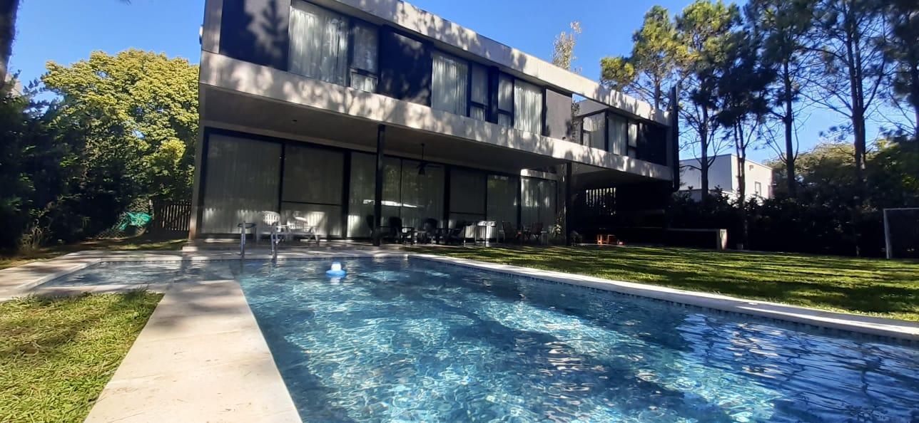 Venta casa de categoría cinco dormitorios con pileta en Barrio Privado Puerto Paraíso