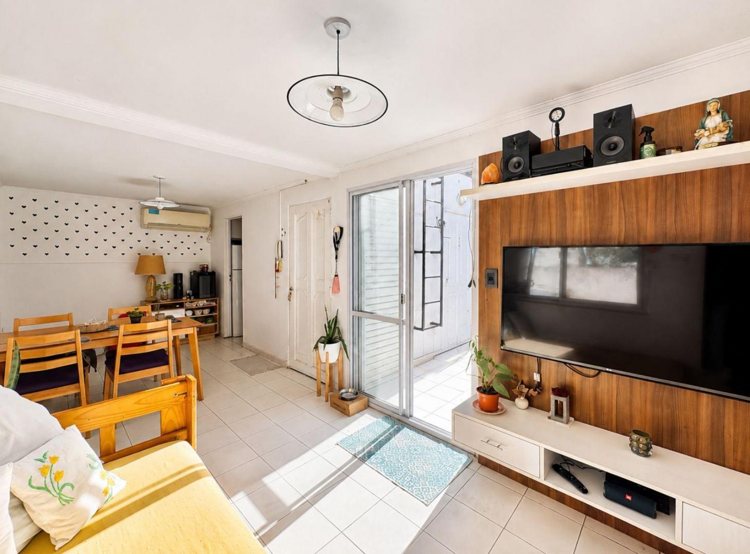 Foto de VENTA CASA DE PASILLO POR ESCALERA EN PICHINCHA, APTO CRÉDITO, imagen 1