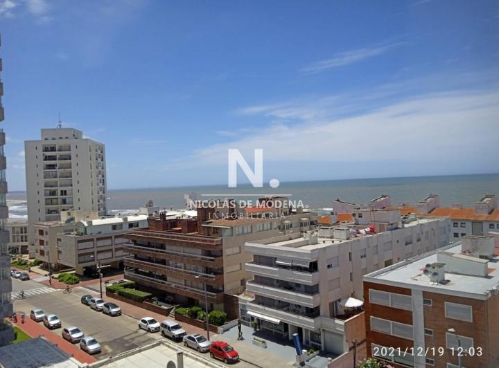 Apartamento en Peninsula. Edificio con mucama y piscina.