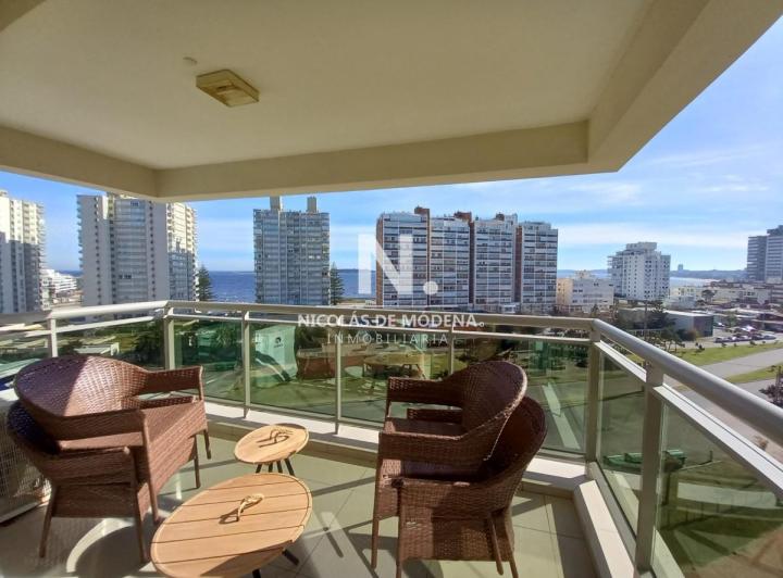 Torre de jerarquía en complejo frente a Playa Brava, departamento de 2 dormitorios en venta.