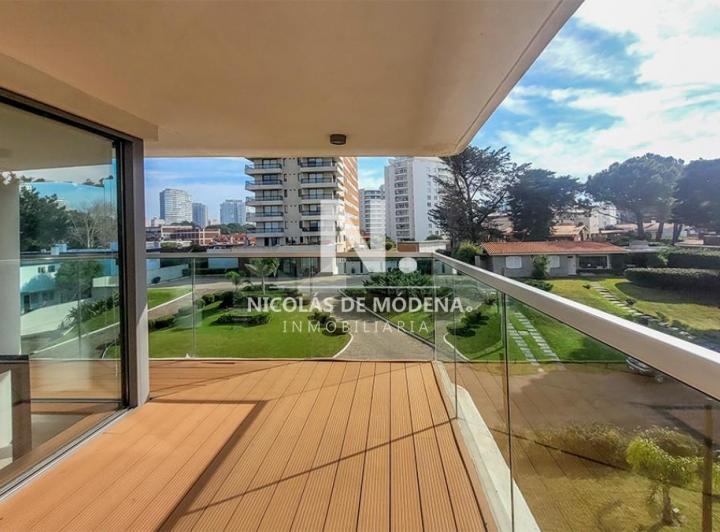 Apartamento de 2 dormitorios en venta en Punta del Este, Edif. Chronos