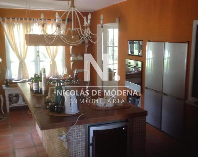 Foto de Chalet de 4 dormitorios, piscina y parrillero en venta, Zona tranquila. Punta del Este., imagen 2