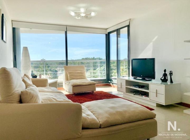 Foto de Apartamento de Tres Dormitorios en Venta, imagen 2
