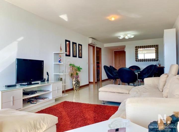 Foto de Apartamento de Tres Dormitorios en Venta, imagen 2