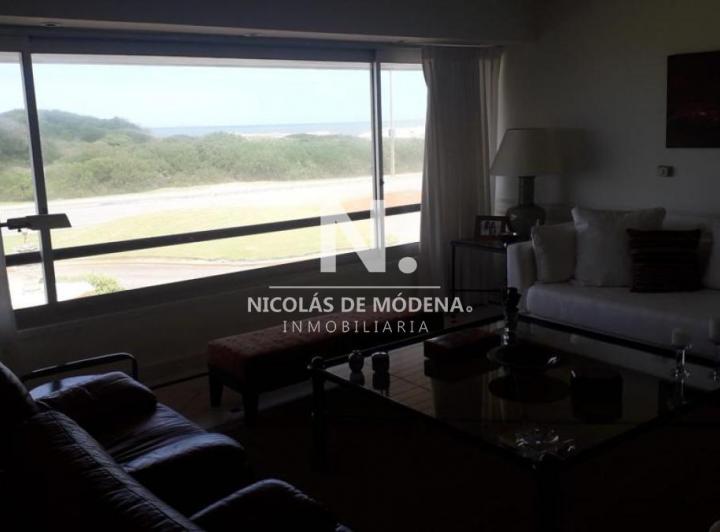 Departamento de 4 dormitorios + dependencia en venta frente al mar. 2