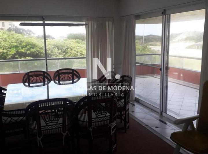 Departamento de 4 dormitorios + dependencia en venta frente al mar. 1