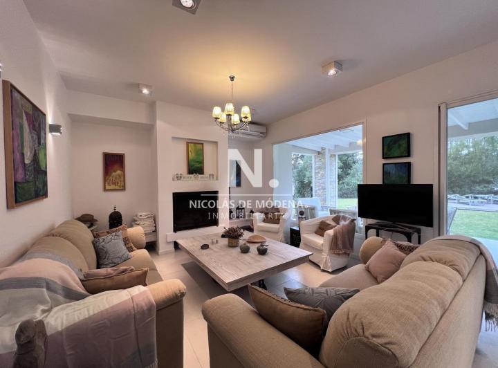 Foto de En alquiler casa de 4 dormitorios, con multiples comodidades en Laguna Blanca., imagen 2