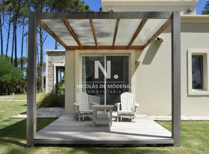 Foto de En alquiler casa de 4 dormitorios, con multiples comodidades en Laguna Blanca., imagen 4