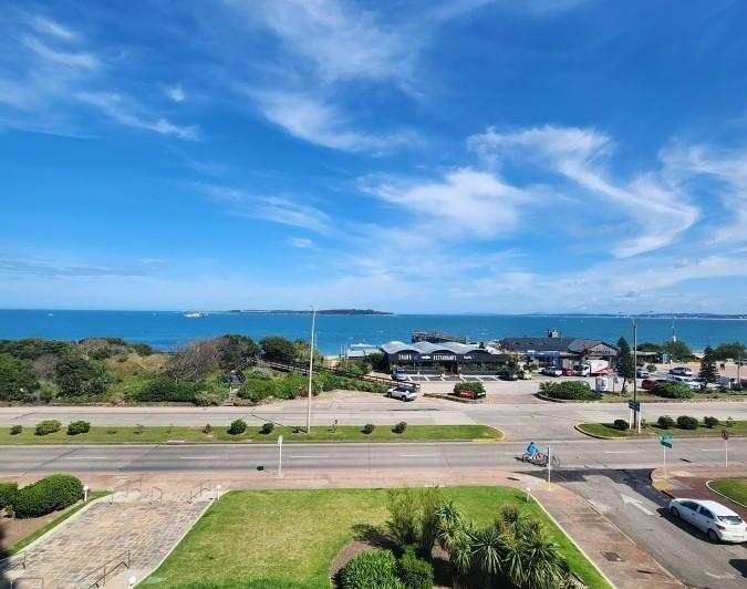 Vende espectacular apartamento con vista al mar de 3 dormitorios en Mansa Punta del Este.