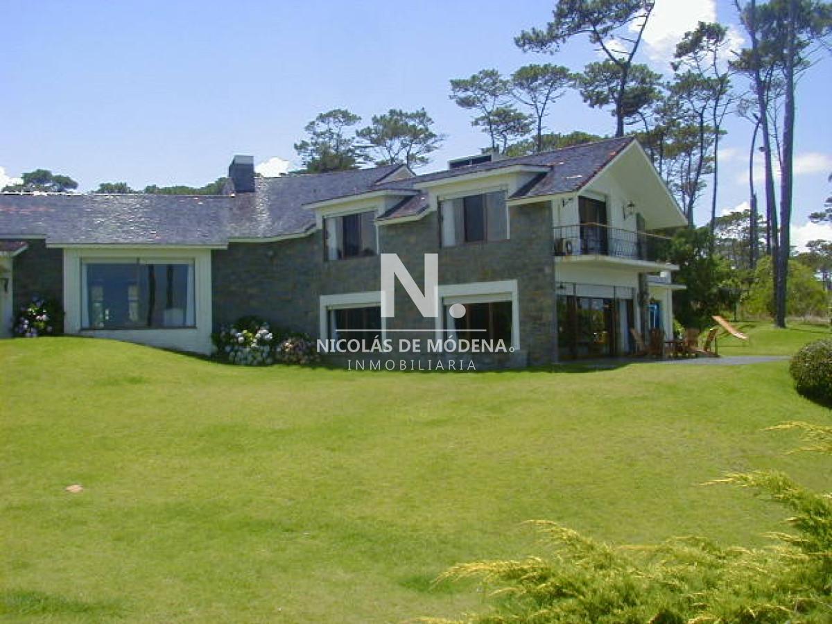 Amplia casa en venta en Playa Mansa, Punta del Este