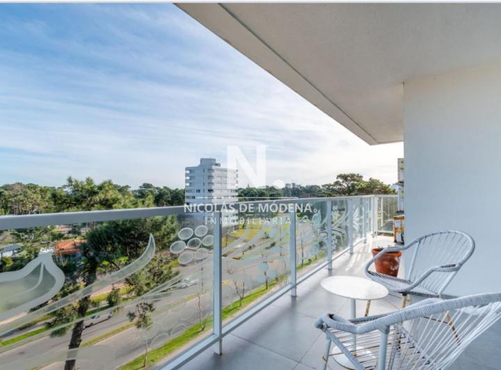 Vende apartamento con vista al mar de 2 dormitorios en Roosevelt, Punta del Este.