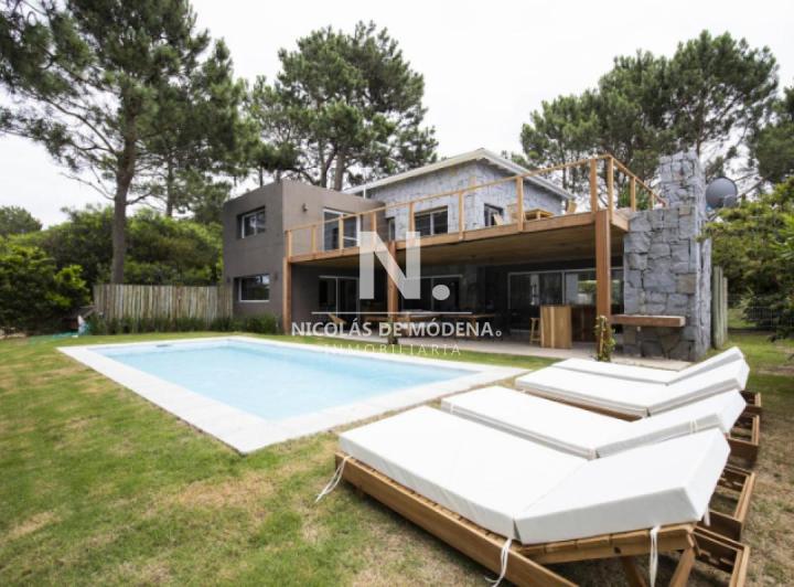 Casa en Venta en Pinar del Faro, José Ignacio, de 4 dormitorios con piscina y parrillero.