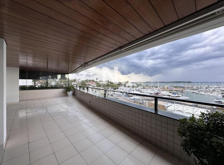 Departamento en Portofino con 2 garajes y hermosa vista al Puerto, Punta del Este