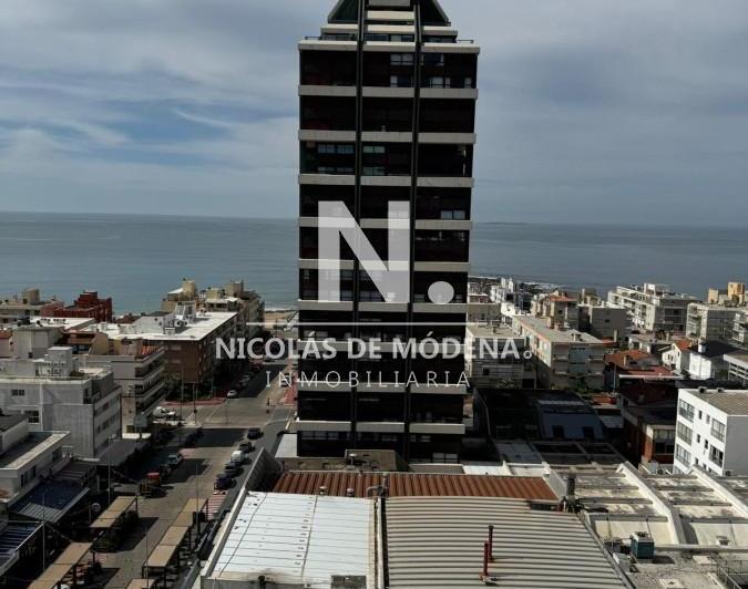 Alquila apartamento de 2 dormitorios en Peninsula, Punta del Este con vista al mar.