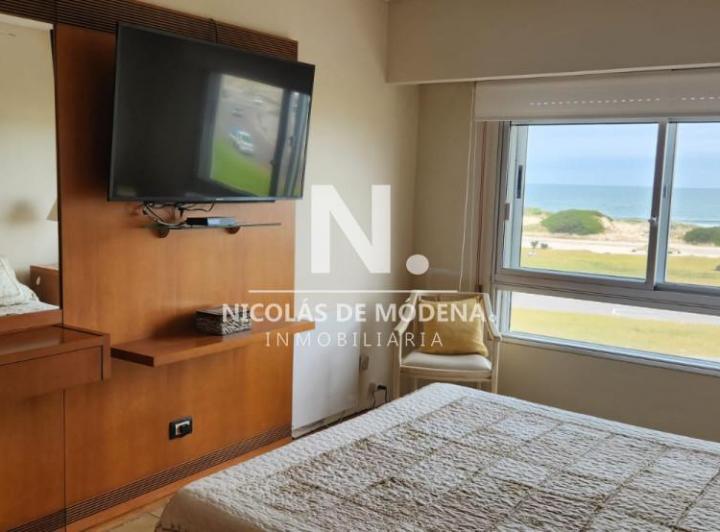Vende apartamento de 2 dormitorios en Punta del Este, Playa Brava 4