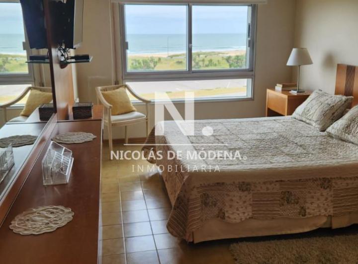 Vende apartamento de 2 dormitorios en Punta del Este, Playa Brava 2