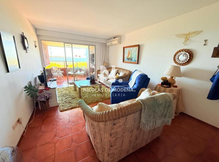 Foto de Apartamento con parrillero de 4 dormitorios frente al mar - Playa Mansa., imagen 5