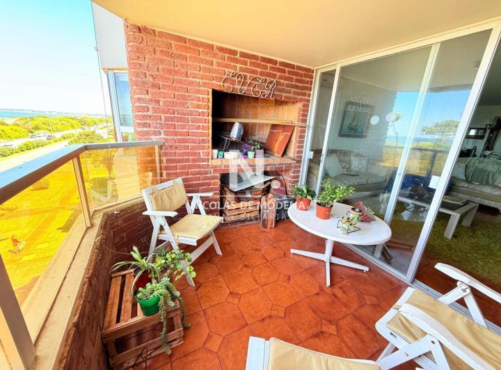 Foto de Apartamento con parrillero de 4 dormitorios frente al mar - Playa Mansa., imagen 2