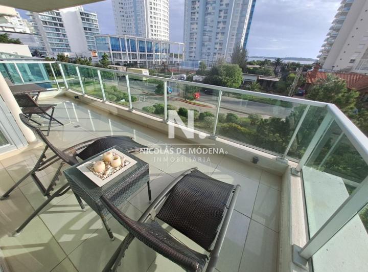 Apartamento en Playa Mansa a la venta 3 Dormitorios con vista 1