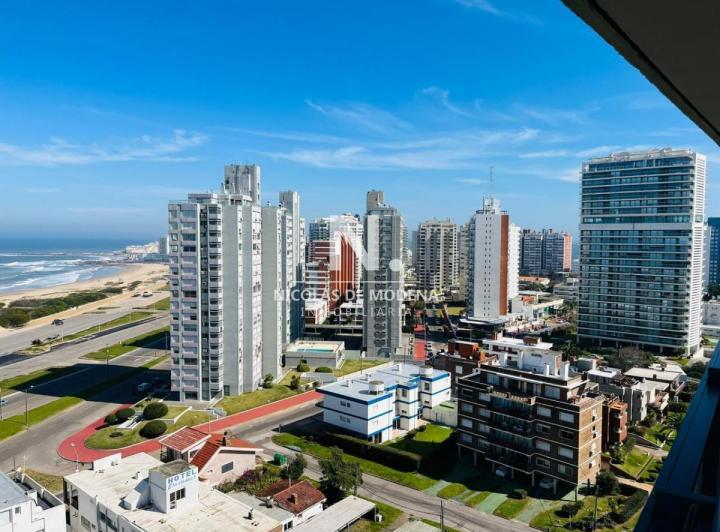 Vende apartamento de 2 dormitorios en Punta del Este. Financia 2