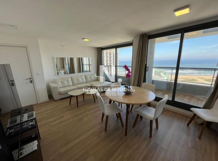 Vende apartamento de 2 dormitorios en Punta del Este. Financia 3