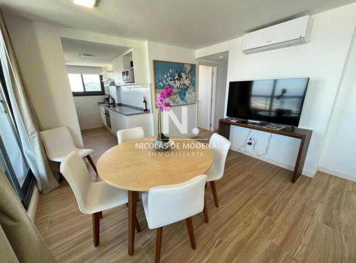 Vende apartamento de 2 dormitorios en Punta del Este. Financia 5