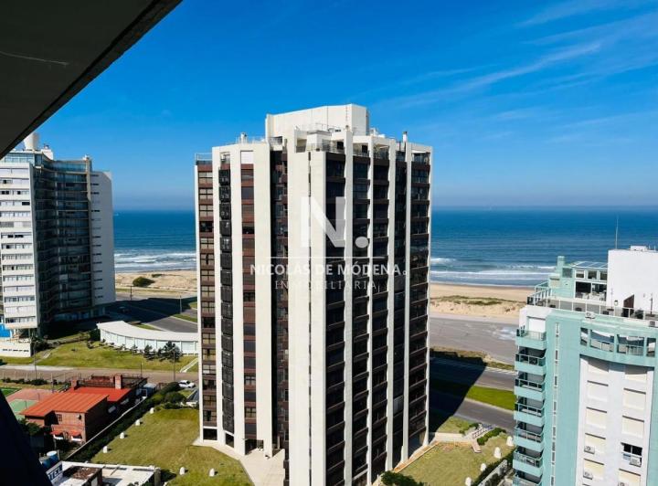Vende apartamento de 2 dormitorios en Punta del Este. Financia 1